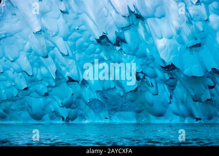 Détail d'un iceberg du glacier South Sawyer flottant à Tracy Arm, un fjord en Alaska près de Juneau, Tongass National Forest, Alaska, États-Unis. Banque D'Images