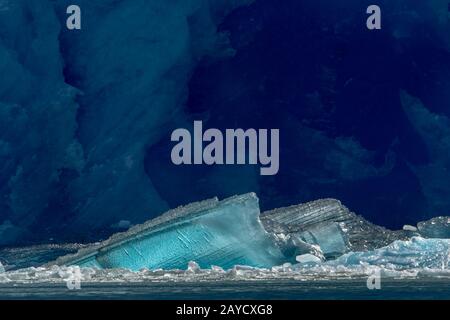 Icebergs devant le glacier South Sawyer à Tracy Arm, un fjord en Alaska près de Juneau, la forêt nationale de Tongass, Alaska, États-Unis. Banque D'Images