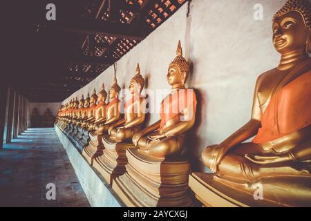 Statues de Bouddha d'or, temple Wat Phutthaisawan, Ayutthaya, Thaïlande Banque D'Images