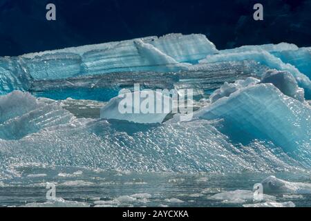 Icebergs devant le glacier South Sawyer à Tracy Arm, un fjord en Alaska près de Juneau, la forêt nationale de Tongass, Alaska, États-Unis. Banque D'Images