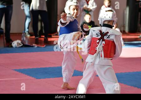 Orenbourg, Russie - 27 janvier 2018 ans : les enfants se disputent à Taekwondo à l'école de championnat Banque D'Images