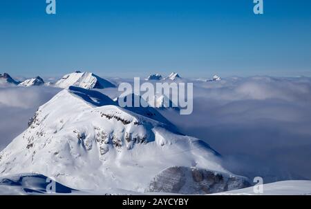 Panorama des montagnes qui s'élèvent des nuages Banque D'Images