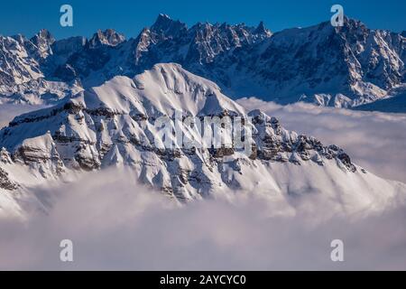 Panorama des montagnes qui s'élèvent des nuages Banque D'Images