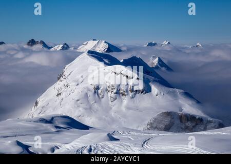 Panorama des montagnes qui s'élèvent des nuages Banque D'Images