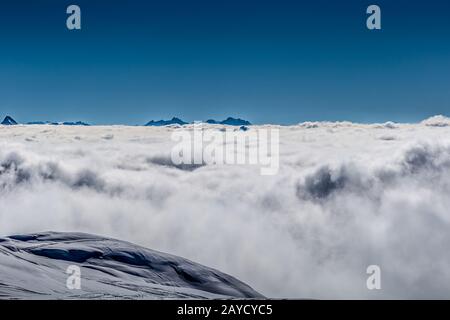 Panorama des montagnes qui s'élèvent des nuages Banque D'Images