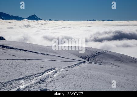 Panorama des montagnes qui s'élèvent des nuages Banque D'Images