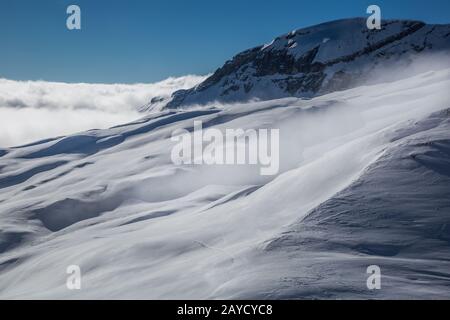 Panorama des montagnes qui s'élèvent des nuages Banque D'Images