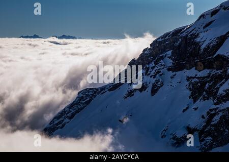 Panorama des montagnes qui s'élèvent des nuages Banque D'Images