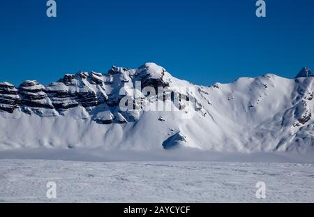 Panorama des montagnes qui s'élèvent des nuages Banque D'Images