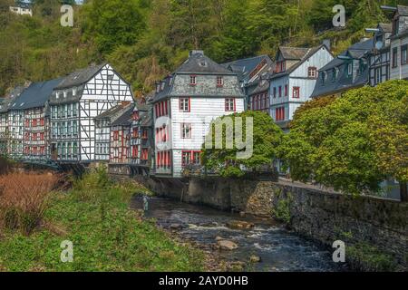 Maisons le long de la rivière Rur, Monschau, Allemagne Banque D'Images