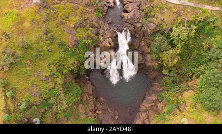 Prise de vue aérienne d'une chute d'eau de Kondhwal, Bhimashankar, Maharashtra, Inde Banque D'Images