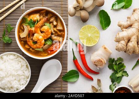 Tom Yum Goong ou Tom Yam Kung et un ensemble d'ingrédients pour la cuisine. Soupe de crevettes épicée thaï traditionnelle avec lait de coco. Vue de dessus. Banque D'Images