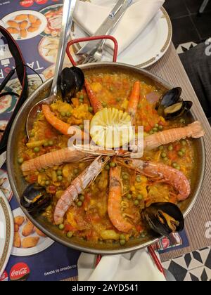 Paella avec poulet, crevettes, crevettes, huîtres, calmars, poulpe Banque D'Images