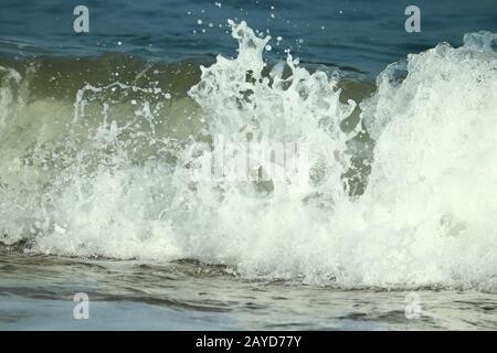 Mer d'eau bleue abstraite pour le fond , texture laiteuse d'eau avec vague d'eau Banque D'Images