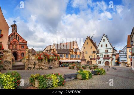 Place principale à Eguisheim, Alsace, France Banque D'Images
