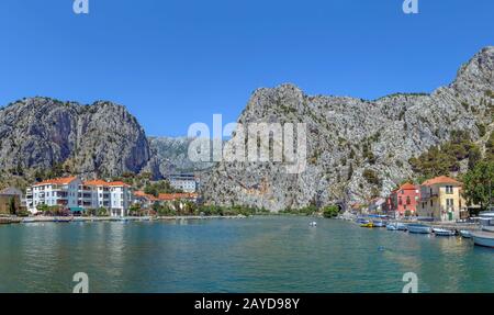 Vue sur la rivière Cetina à Omis, Croatie Banque D'Images