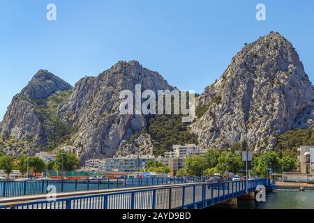 Vue sur la rivière Cetina à Omis, Croatie Banque D'Images