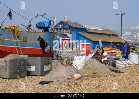 Pêcheurs et bateaux de pêche sur la vieille ville Stade à Rock-A-Nore, Hastings, East Sussex, Royaume-Uni Banque D'Images