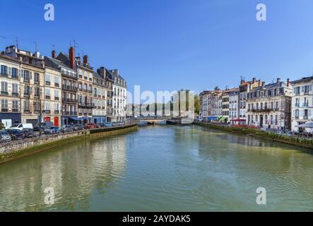 Rive du fleuve Nive à Bayonne, France Banque D'Images