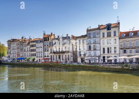 Rive du fleuve Nive à Bayonne, France Banque D'Images