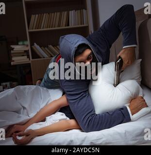 Cambrioleur par effraction dans la nuit de la chambre à coucher avec coin couchage wo Banque D'Images