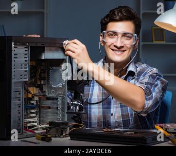 Le concept de réparation d'ordinateur avec l'homme l'inspection with stethoscope Banque D'Images