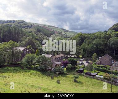 le petit village de cragg vale, dans le yorkshire de l'ouest, est entouré de collines et d'arbres de pennine Banque D'Images