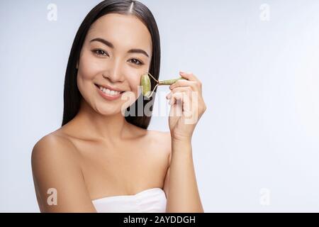 Plaisir positif longs brunette posing sur camera Banque D'Images