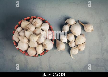 Guirlande traditionnelle indienne à une seule clou de girofle dans le panier Banque D'Images