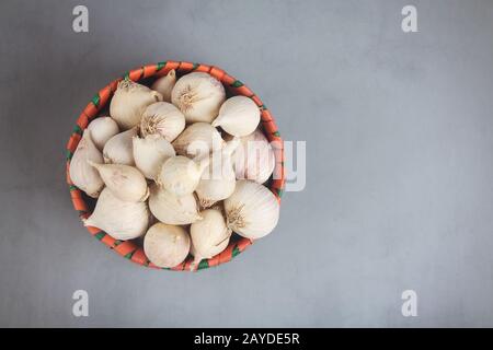 Guirlande traditionnelle indienne à une seule clou de girofle dans le panier Banque D'Images