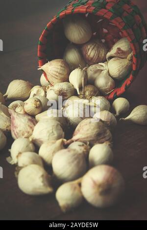 Guirlande traditionnelle indienne à une seule clou de girofle dans le panier Banque D'Images