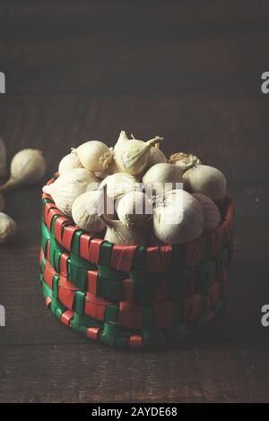 Guirlande traditionnelle indienne à une seule clou de girofle dans le panier Banque D'Images