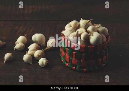 Guirlande traditionnelle indienne à une seule clou de girofle dans le panier Banque D'Images