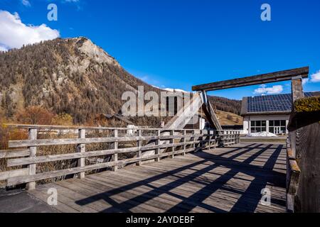 Vallée de montagne avec ruisseau et pont en bois, Livingo, Italie, Alpes Banque D'Images