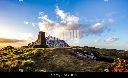 Coucher de soleil à Ticknock Hill dans les montagnes de Wicklow avec monument, heure d'or, Irlande Banque D'Images