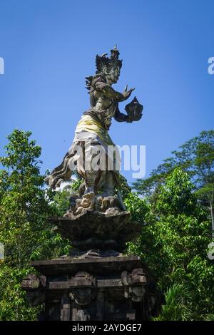 Statue dans le temple de Pura Tirta Empul, Ubud, Bali, Indonésie Banque D'Images