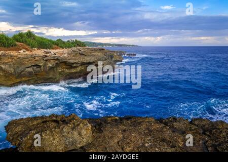 Le monument des larmes du diable, Nusa Lembongan Island, Bali, Indonésie Banque D'Images