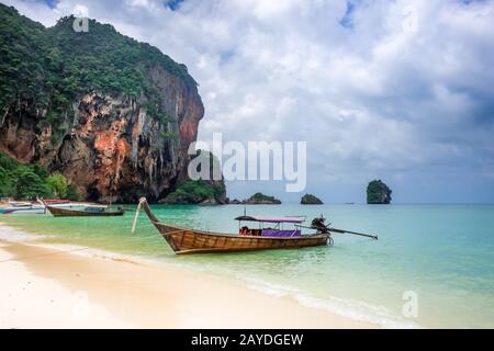 Long bateau à queue sur la plage de Phra Nang, Krabi, Thaïlande Banque D'Images