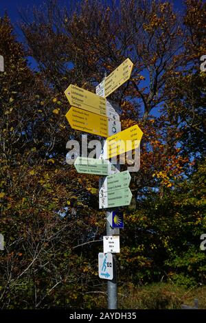 Sentiers de randonnée information board à Lochen et Hörnle, Balinger montagnes, swabian Alb, Allemagne, Banque D'Images