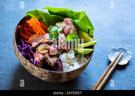 Bol avec riz, bœuf et légumes Banque D'Images