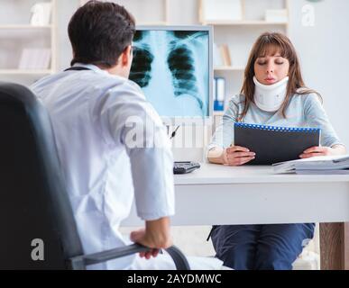 La jeune femme se rendant sur radiologiste pour l'examen à rayons x Banque D'Images