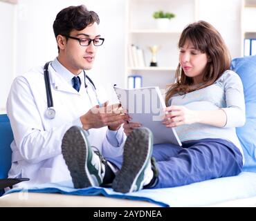 La femme médecin de passage pour la consultation Banque D'Images