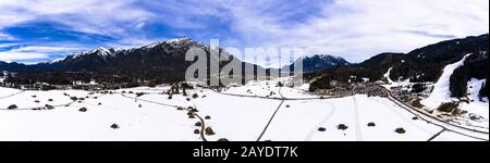 Vue aérienne, montagnes de Wetterstein avec Zugspitze et Alpspitze, Garmisch - Partenkirchen, Heutstadl sur la prairie enneigée, Bavière, G Banque D'Images