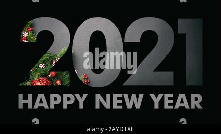 2021 la veille du nouvel an. Papier noir découpé numéro 2021 couche contre les ornements de Noël sur fond gris. Bonne année, texte, modèle de carte de vœux Banque D'Images