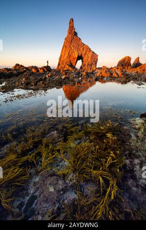 Homme à la plage de Campiecho au coucher du soleil, Asturies, Espagne, péninsule ibérique, Europe occidentale Banque D'Images