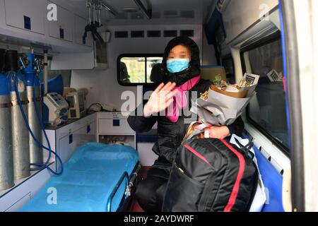 XI'an, province chinoise de Shaanxi. 15 février 2020. Un patient guéri COVID-19 se ravit après avoir été libéré de l'hôpital de Xi'an, dans le nord-ouest de la province de Shaanxi en Chine, le 15 février 2020. Le patient a été le premier patient guéri qui était une fois en condition critique dans la province de Shaanxi. Crédit: Liu Xiao/Xinhua/Alay Live News Banque D'Images