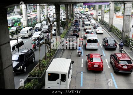 Mandaluyong City, Philippines - 13 février 2020: Les véhicules privés et publics passent le long d'une route principale encombrée de trafic dans le métro de Manille. Banque D'Images