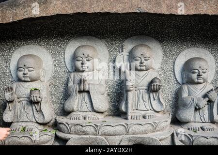 Sculptures bouddhistes sculptées sur un mur de temple dans le monastère de Wenshu Banque D'Images