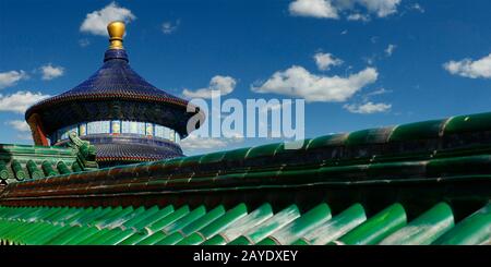 Toit traditionnel en céramique à vitrage vert, du temple chinois, le temple du ciel à Pékin, chine Banque D'Images