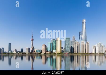 horizon de shanghai et réflexion contre un ciel ensoleillé Banque D'Images